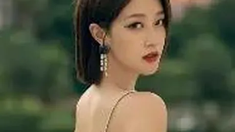 周星驰62岁再登台，白发苍苍与刘嘉玲同框，重温《大内密探零零发》经典对白