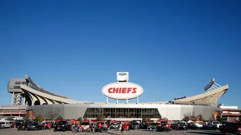 【激情对决！省港杯巅峰时刻：广东队逆风翻盘，姜至鹏神射世界波，陈伟悲情染红战袍】