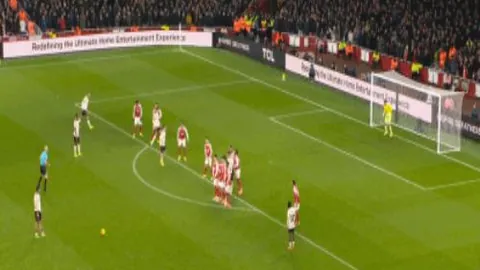 罗伯逊越位争议再现，范戴克进球被判无效，英超焦点时刻引球迷热议